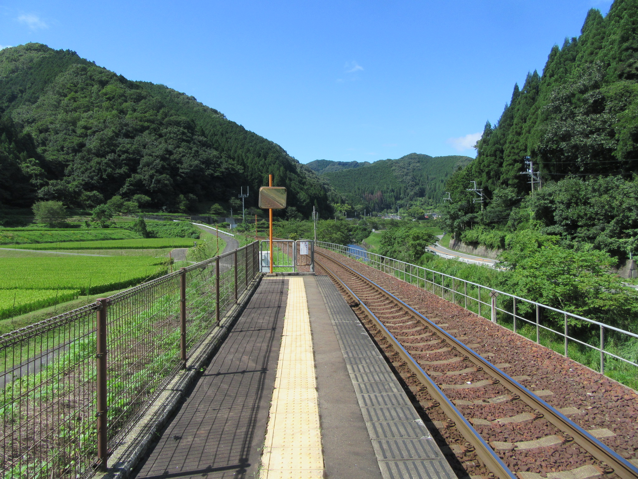 智頭急行 石井駅 (ホーム・県境方面)
